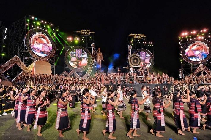 Largest gong performance sets new Vietnamese record